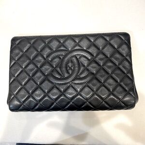 Chanel Clutch quilted shine caviar.